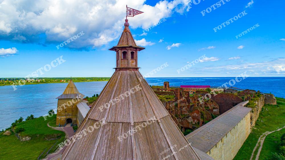 На фотографии изображен Западный скоростной диаметр (ЗСД) в Санкт-Петербурге, простирающийся вдоль Финского залива. Дорога с современными развязками и мостами обеспечивает быстрое сообщение между районами города.